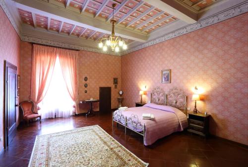 オルヴィエートにあるPalazzo Febeiのベッドルーム1室(ベッド1台、大きな窓付)