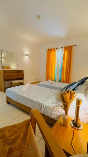 a hotel room with a bed and a table with a table sidx sidx at Vozinha Residence in Prainha