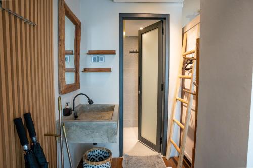 a bathroom with a sink and a mirror at Tuju Villa Hamparan Syariah in Ciledug