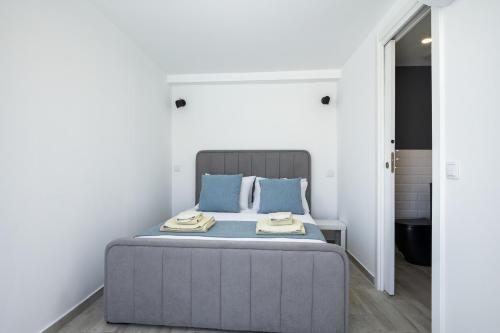 Saramago - Writers Yard - Pool Retreat by HD