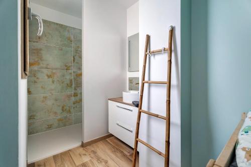 a bathroom with a ladder next to a shower at Breizh'ome in Saint-Cast-le-Guildo
