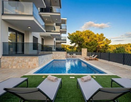 Apartment Koc, Okrug Gornji - with a pool