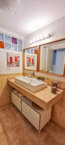 a bathroom with a sink and a large mirror at Jardín del Teide in Puerto de la Cruz