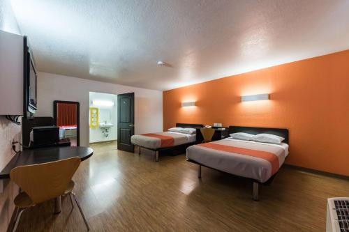 Krevet ili kreveti u jedinici u objektu Motel 6-Uvalde, TX