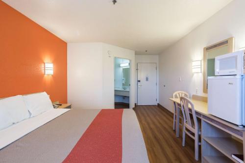 Ένα ή περισσότερα κρεβάτια σε δωμάτιο στο Motel 6 Dale, Indiana Near Holiday World and Splashing safari Santa Claus On I 64 Highway