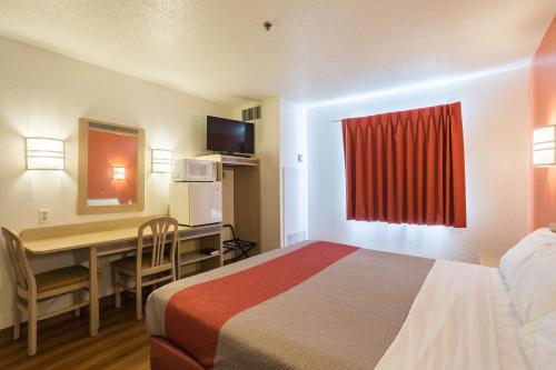 Ένα ή περισσότερα κρεβάτια σε δωμάτιο στο Motel 6 Dale, Indiana Near Holiday World and Splashing safari Santa Claus On I 64 Highway