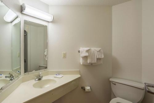 Ett badrum på Motel 6-Dale, IN