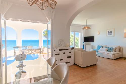 E&M Beach House - Creative Space for Creative People