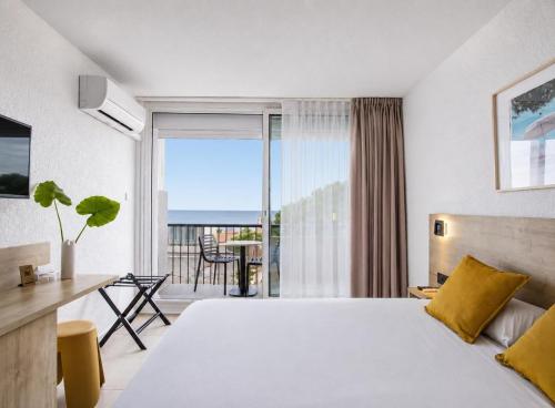 Hotel Centre Plage में एक कमरे में एक या कई बेड