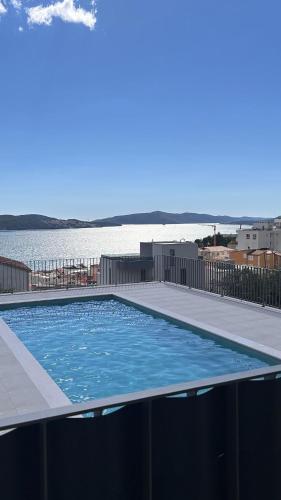Hedonist Gold-hot tub, pool, WI FI, free parking, garden