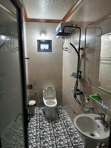a small bathroom with a toilet and a sink at NinhBinh Central Homestay l Green Path in Xuân Sơn