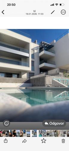 Hedonist Gold-hot tub, pool, WI FI, free parking, garden