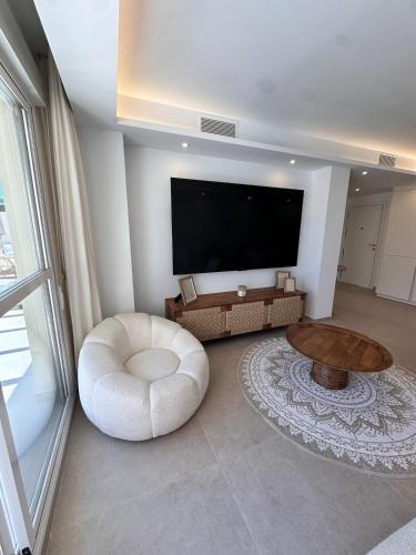 Luxurious 3-bedroom apartment in Lorcrimar IV