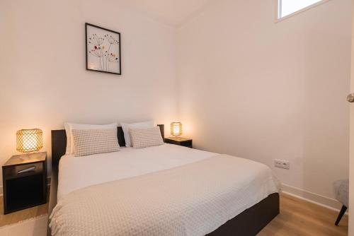 Classy 3-Bedroom Lisbon Apartment by LovelyStay