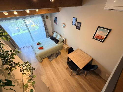 an overhead view of a room with a bed and a table at Studio avec jardin privé et parking gratuit in Mudaison