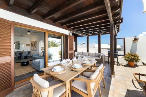Villa Naiser by Aura Villas