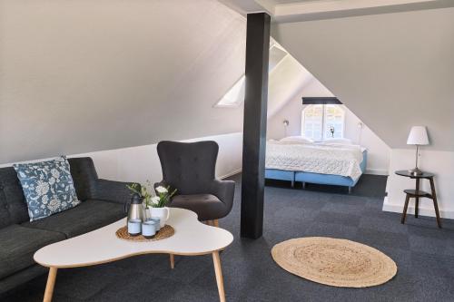 En eller flere senge i et værelse på Hotel Troense