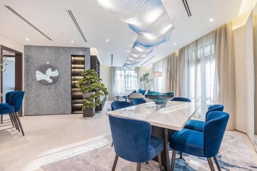 Incredible Palm Home next to Mall with Beach Access