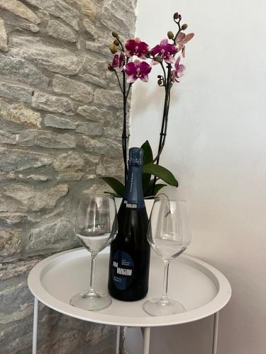 a table with a bottle of wine and two glasses at Agriturismo Relais Kloe in Castel Boglione
