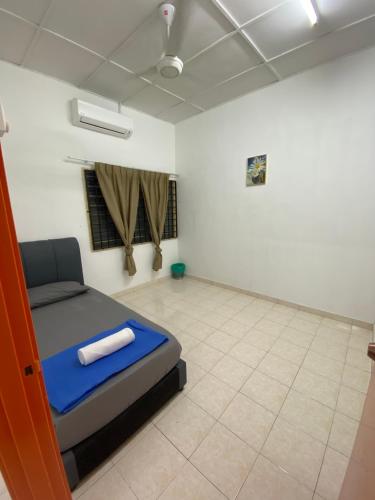 a room with a bed in the corner of a room at Bertam Transit Homestay in Kampong Alor