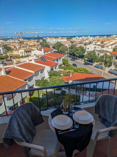 Renovated Sea View Balcony Apt Walk to Beac