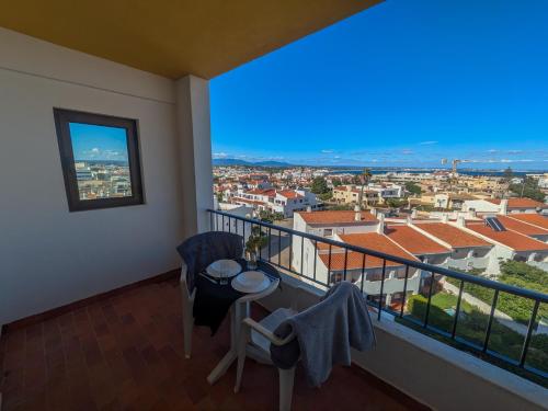 Renovated Sea View Balcony Apt Walk to Beac