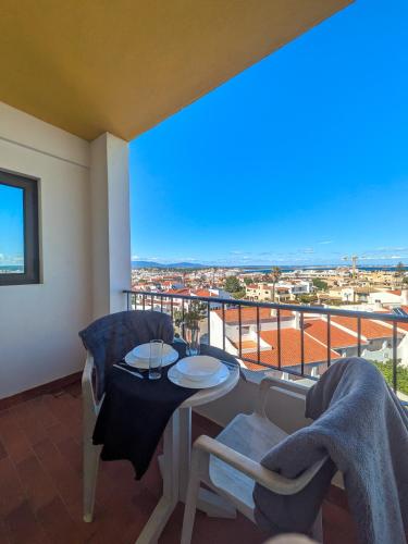 Renovated Sea View Balcony Apt Walk to Beac