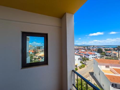 Renovated Sea View Balcony Apt Walk to Beac