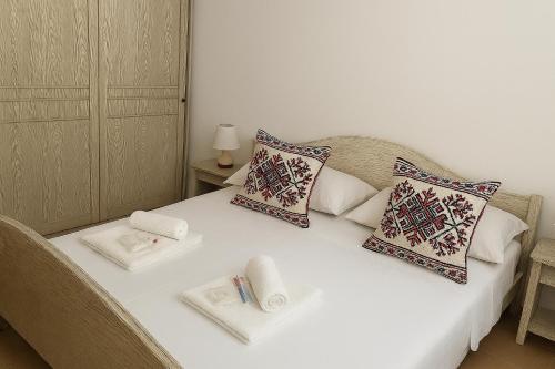 a bed with two complimentary towels and candles on it at Villa Beafe' Ogliastra con piscina in Tertenìa
