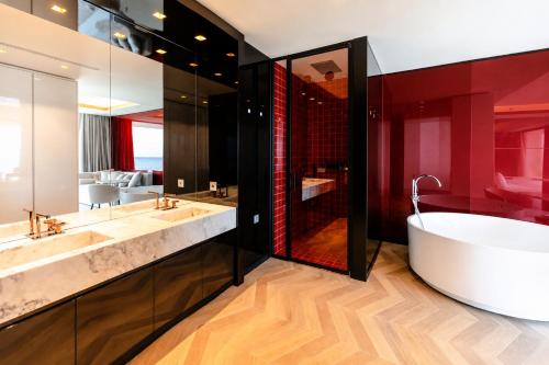 a bathroom with two sinks and a large tub at Hotel Villa Pascucci Mare in Durrës