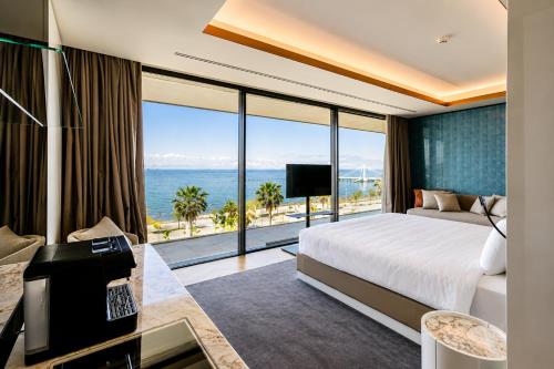 a bedroom with a bed and a view of the ocean at Hotel Villa Pascucci Mare in Durrës