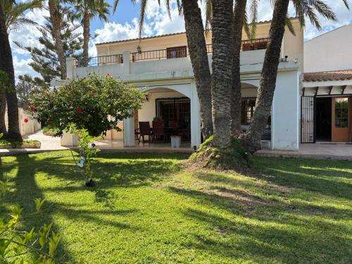 Villa with Private Pool & BBQ, Close to the Beach
