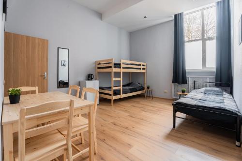 ein Wohnzimmer mit einem Tisch und einem Bett in der Unterkunft Purva3 in Valmiera
