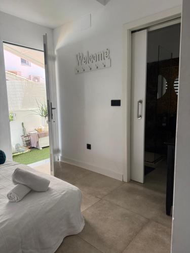 a bedroom with a bed and a door to a balcony at Gollum-Goretti House in Mairena del Aljarafe