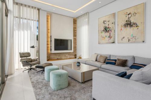 Amazing modern villa located mins from beach RDR234
