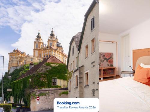 a hotel room with a view of a building at Historisches Schiffmeisterhaus im Zentrum in Melk