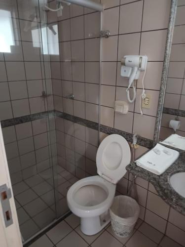 a bathroom with a toilet and a shower and a sink at Flat Di Roma 110A Rio Quente in Rio Quente