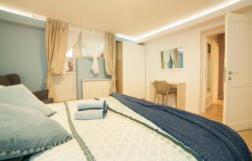 Un pat sau paturi într-o cameră la Barun Zagreb