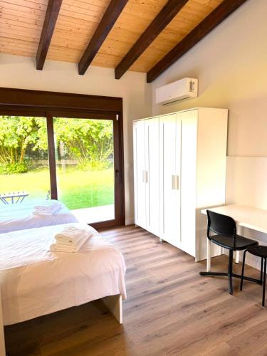 En eller flere senge i et værelse på Apartamentos COTTAGE