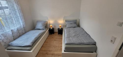 two beds sitting next to each other in a room at Ferienwohnung in Lohrheim in Lohrheim