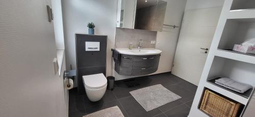 a small bathroom with a sink and a toilet at Ferienwohnung in Lohrheim in Lohrheim