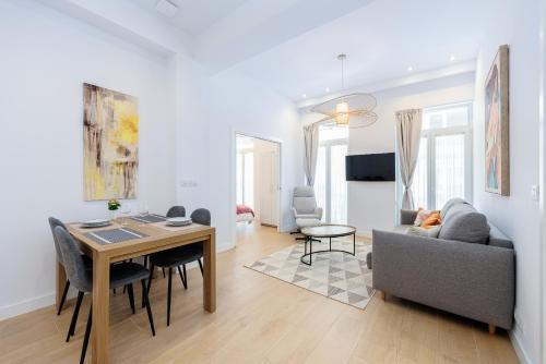 a living room with a table and a couch at YBH Mare Boutique in Vigo