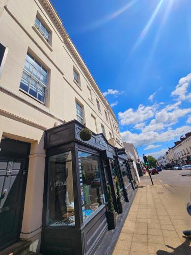 ein Laden in einer Straße vor einem Gebäude in der Unterkunft Warwick St Studios in Leamington Spa