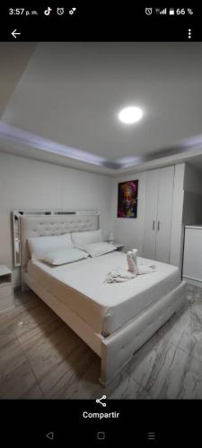 ein Schlafzimmer mit einem großen weißen Bett in einem Zimmer in der Unterkunft Carrizal in Barinas