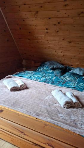 ein Bett mit zwei Kissen und Handtüchern darauf in der Unterkunft Przytulicha in Bystre