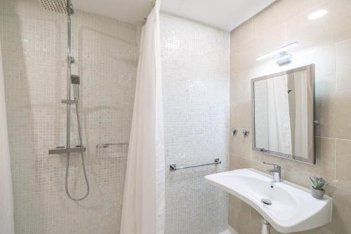 2 Apts for 4 with private Patio - Central Malaga by Stay Homy