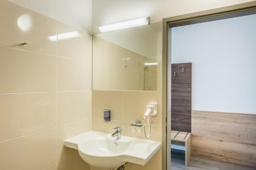 
Ein Badezimmer in der Unterkunft Sleepin Premium Motel Loosdorf
