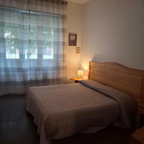 a bedroom with a bed and a window at Quasi in Cattedrale, nel cuore storico di Asti in Asti