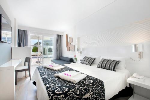 Postel nebo postele na pokoji v ubytování Mar Hotels Playa de Muro Suites