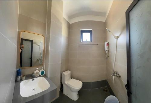 a small bathroom with a toilet and a sink at Khách Sạn View Biển - Homestay Sân Vườn - QUANG VINH Đảo Lý Sơn -Vị Trí Trung Tâm Đảo - Cạnh Bến cảng và Quảng trường in Ly Son